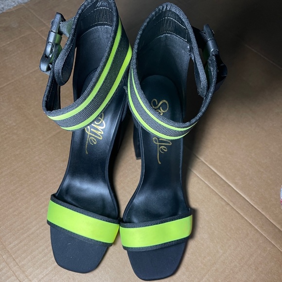 Heels - Picture 4 of 4